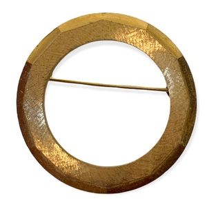Brooch circle textured